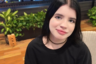 Устроился хорошо — она и покормила, и для спермы подставила лицо